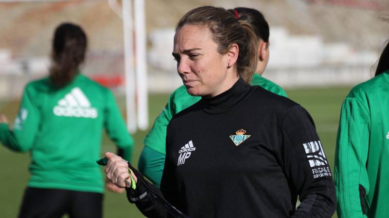 María Pry se despide emocionada tras 7 años como técnica del Betis Féminas